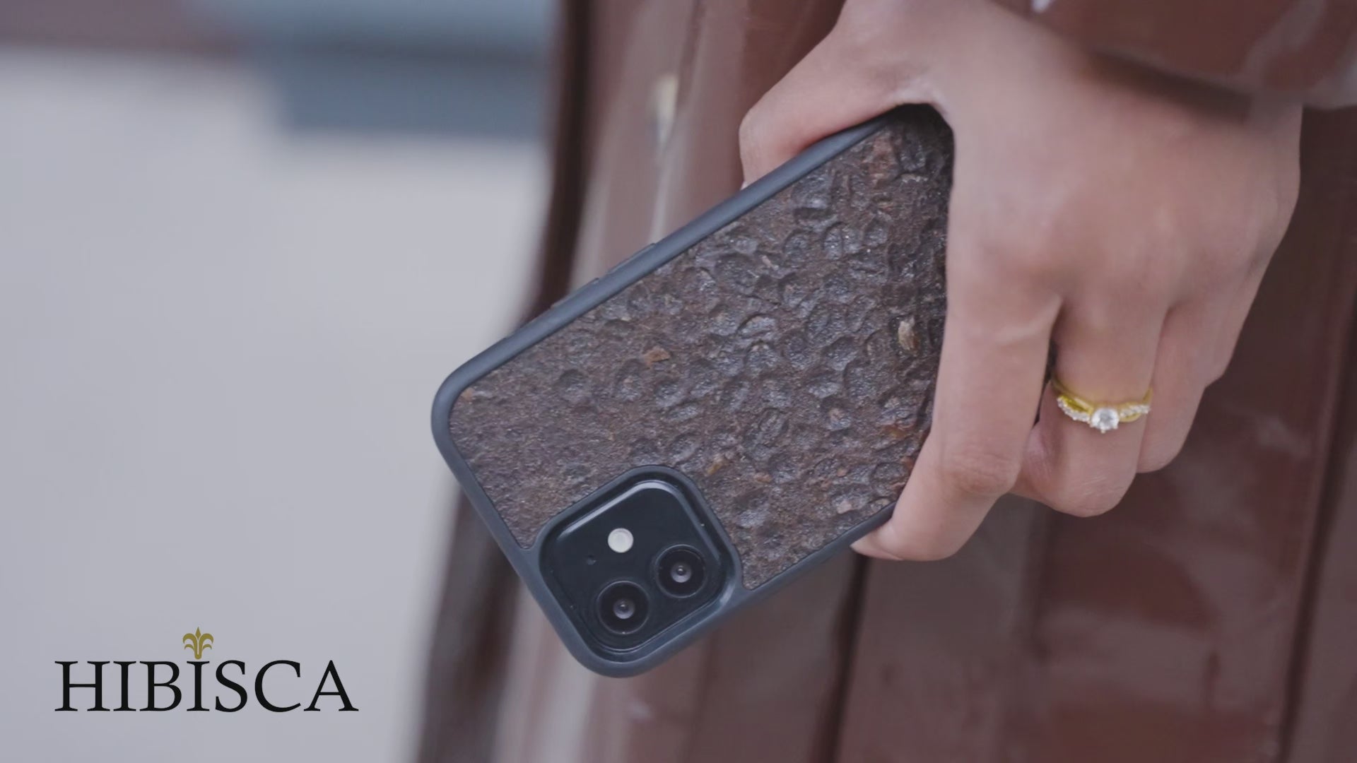 Cette vidéo montre une femme tenant dans sa main une coque premium écoresponsable Hibisca en café Arabica.