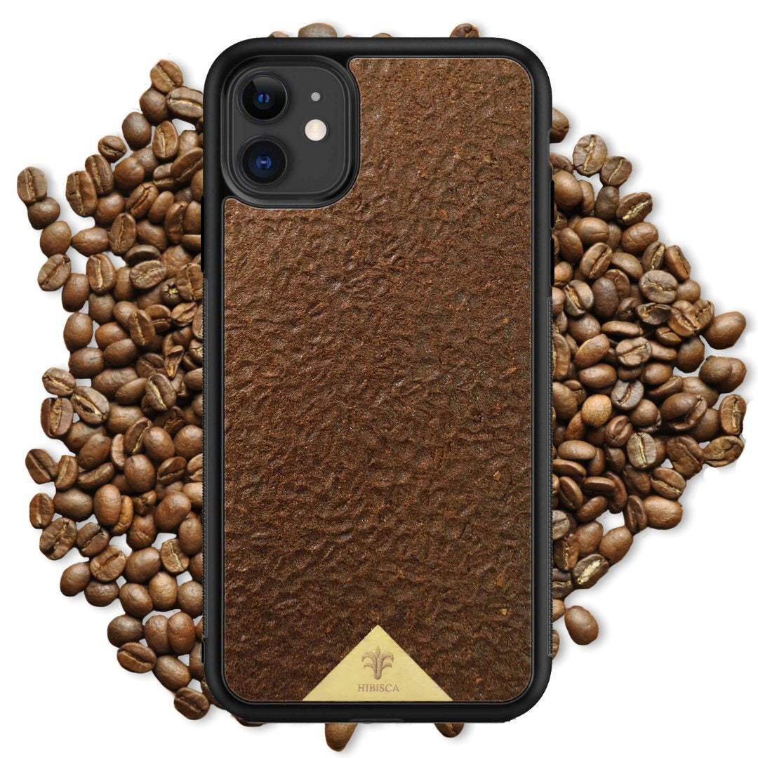 Coque premium écoresponsable en café Arabica. Cette coque est entourée de grain de café. La coque est de couleur marron.